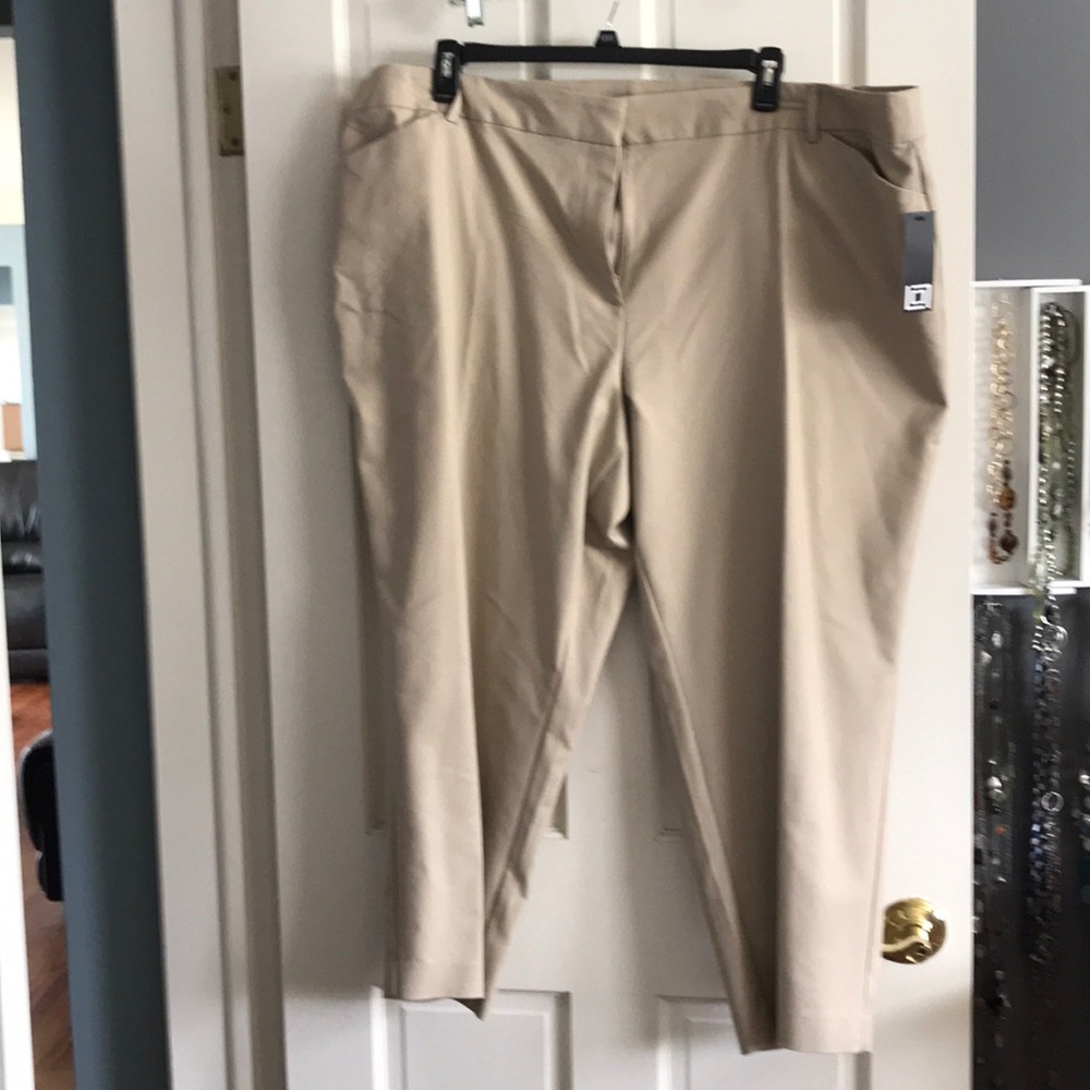 Crop pants in khaki